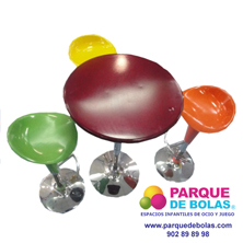 Mesas y taburetes altos