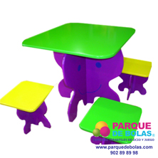 Mesa con taburetes para niños