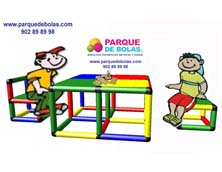 Mesa infantil con 2 asientos de colores (mesa 85x85x45cm)