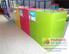 Mueble con perchero para parques 100x60x80 cm (incluye 15 perchas)